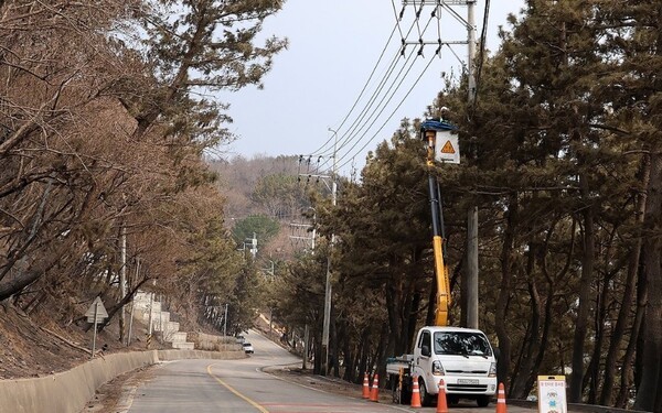과학기술정보통신부는 29일 오전 11시 현재 산불 피해가 집중된 경북 의성·안동·영덕, 경남 산청 등 지역에 설치된 통신 3사의 기지국 2885개소에서 화재, 정전 등의 피해가 발생했다고 밝혔다. [출처=연합]