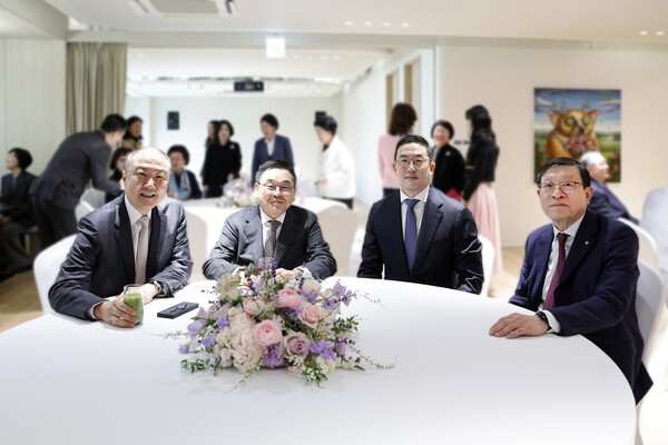 (사진 오른쪽부터) 허태수 GS 회장, 구광모 LG 회장, 구본상 LIG 회장, 구자은 LS 회장이 28일 'GS 창립 20주년 및 GS아트센터 개관 기념 행사'에서 담소를 나누고 있다. [출처=GS그룹]