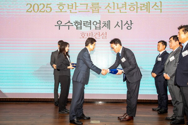 ‘2025 우수 협력업체 시상식’에서 김선규 호반그룹 회장이 다울산업개발 김인성 대표에게 감사패를 전달하는 모습. [제공=호반건설]