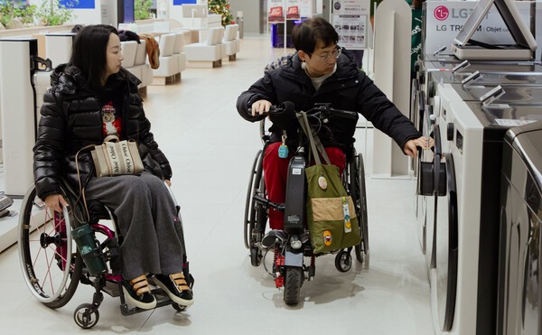 LG전자의 가전제품 접근성 개선 커뮤니티 ‘볼드 무브(Bold Move)’ 회원들이 서울 양평동 소재 베스트샵 서울양평220점에서 LG전자 가전제품을 살펴보고 있는 모습. [출처=LG전자]