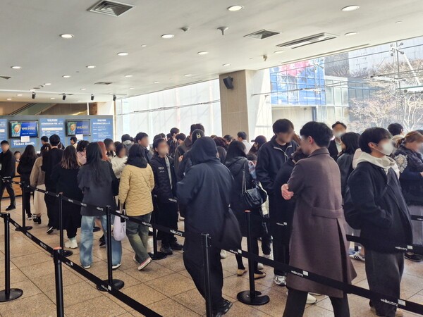 서울 예술의전당 ‘불멸의 화가 반 고흐전’ 을 찾은 관람객 사진.[출처=HMG그룹]