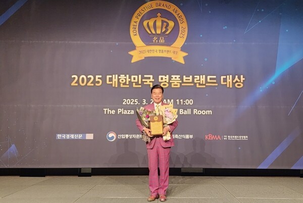 최창환 장수산업 회장이 지난 27일 서울 중구 소재 더 플라자 호텔 서울에서 열린 ‘2025 대한민국 명품브랜드 대상’ 수상식에 참석해 기념촬영을 하고 있다. [출처=장수 돌침대]