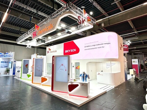 SK케미칼이 독일 뉘른베르크에서 지난 25일부터 27일까지 사흘 간 개최된 ‘유러피안 코팅 쇼(European Coatings Show, 이하 ECS) 2025’에 참가했다. SK케미칼 부스 전경.] [출처=SK케미칼]