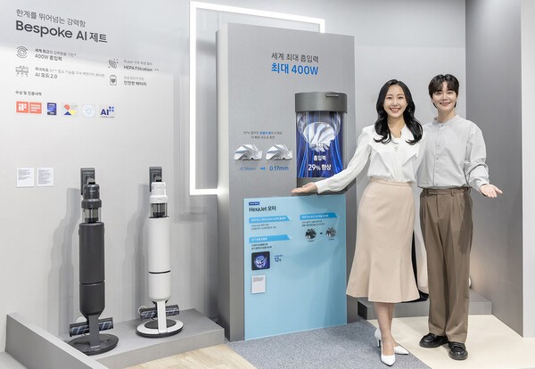 삼성전자 모델이 세계 최고 흡입력과 AI 기능을 갖춘 '비스포크 AI 제트 400W' 스틱 청소기를 소개하고 있다. [출처=삼성전자]