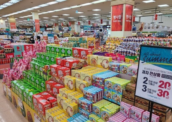 한국소비자원은 지난해 4분기 슈링크플레이션'(Shrinkflation) 실태 조사를 통해 국내외 9개 상품의 용량 감소와 단위 가격 인상을 확인했다고 밝혔다. [출처=연합]