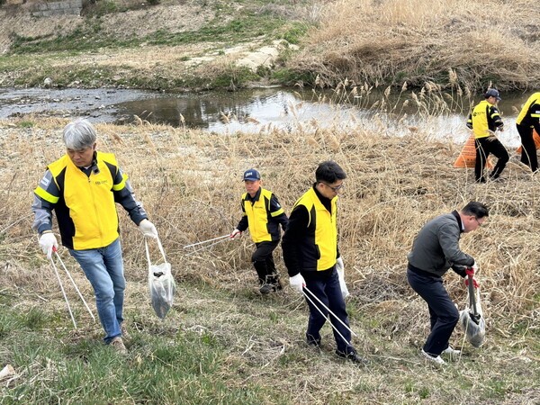 오비맥주(OB맥주) 청주공장 임직원들과 서원구 관계자들이 지난 28일 충북 청주시 서원구 외천천 일대에서 하천정화활동을 실시하고 있다. [출처=오비맥주]