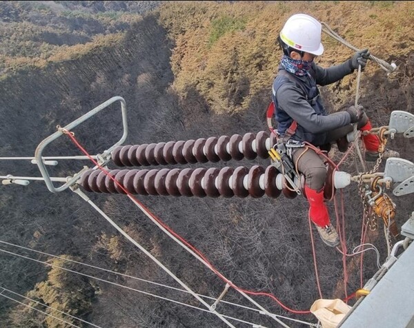 한국전력 직원이 손상된 송전선로 애자를 교체하는 모습. [출처=한국전력]