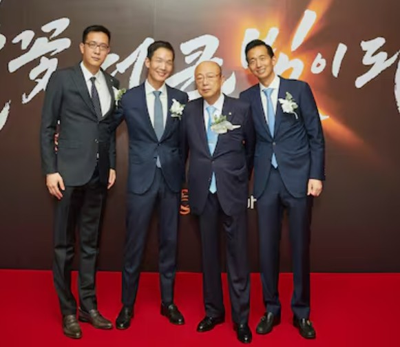 (사진 왼쪽부터) 한화그룹 김승연 회장(가운데)의 세 아들 중 막내인 김동선 부사장, 둘째 김동원 사장, 김승연 한화그룹 회장, 장남 김동관 부회장(맨 오른쪽)이 2022년 11월 10일 서울 영등포구 63컨벤션센터에서 열린 '현암 김종희 회장 탄생 100주년 기념식'에 참석한 모습. [출처=한화]