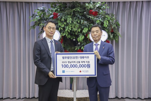 (왼쪽부터) 이규철 법무법인 대륙아주 대표변호사와 김병준 사회복지공공모금회 회장 [출처=법무법인 대륙아주]