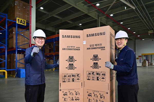 삼성전자 에어컨 설치 전담팀이 에어컨 설치 서비스를 제공하는 모습  [출처=삼성전자]