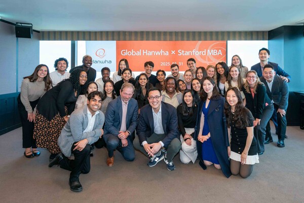 김동선 부사장과 스탠포드대 MBA 학생들이 기념 촬영을 하고 있다. [출처=한화갤러리아]
