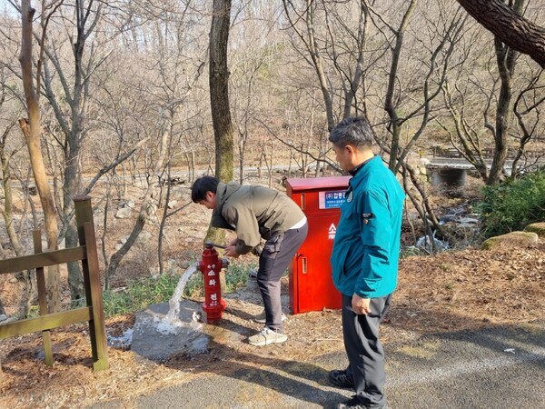 산림청 국립자연휴양림관리소가 휴양림 소화전을 점검하고 있다. [출처=산림청]