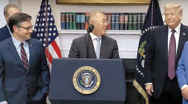 정의선 현대자동차그룹 회장이 24일(현지 시각) 백악관 루스벨트룸에서 도널드 트럼프 미국 대통령이 지켜보는 가운데 대미 투자 계획을 발표하는 모습 [사진=백악관 유튜브 캡처]