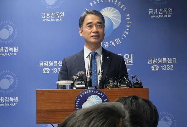 함용일 금융감독원 자본시장·회계 부원장이 1일 여의도 금감원에서 열린 자본시장 현안 브리핑에서 홈플러스 관련 사안에 대해 말하고 있다. [출처=EBN]