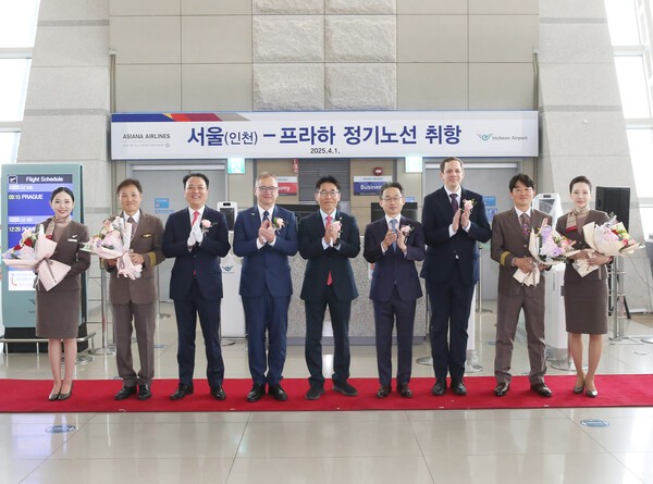 박종만 아시아나항공 여객본부장(왼쪽 다섯번째), 김성무 아시아나항공 인천국제공항서비스지점장(왼쪽 세번째), 신동익 인천국제공항공사 허브화전략처장(왼쪽 여섯번째), 이반 얀차렉 주한체코 대사(왼쪽 네번째), 미샤 에마노브스키 주한체코문화원 원장(왼쪽 일곱번째)이 기념사진을 촬영하고 있다.[출처=아시아나항공]