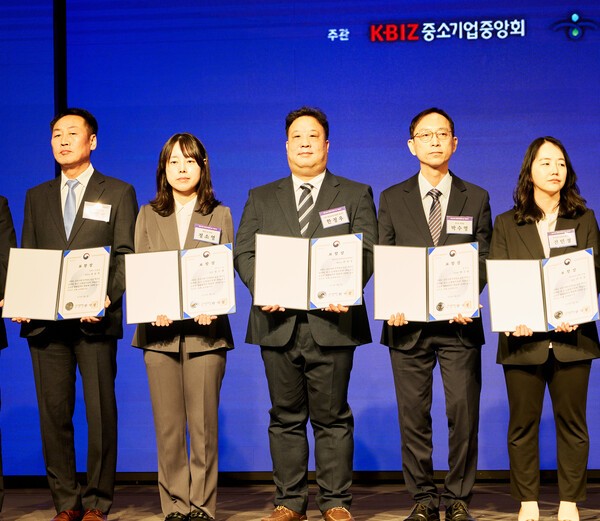 HDC그룹의 HDC현대산업개발은 지난 1일 여의도 중소기업중앙회 KBIZ홀에서 열린 제24회 공정거래의 날 기념행사에서 공정거래위원장 표창을 받았다. (왼쪽 세 번째)HDC현대산업개발 공정상생팀 매니저.[출처=HDC현대산업개발]