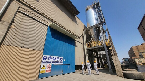 세아베스틸 직원들이 정련 슬래그 보관 및 이송을 위해 신규 설치한 사일로를 확인하고 있다. [출처=세아베스틸]