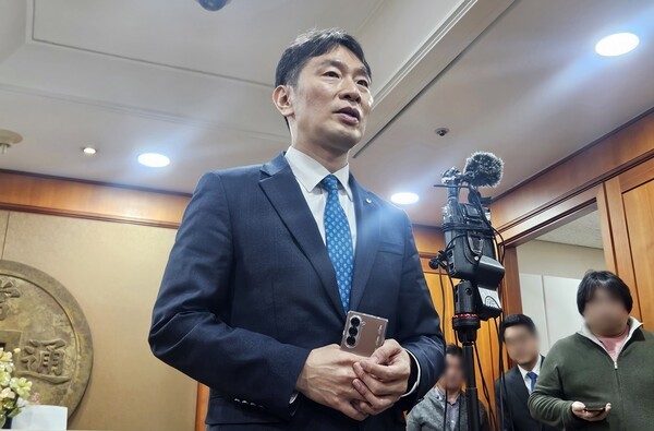 이복현 금융감독원장이 지난달 5일 여의도 금융투자협회에서 열린 증권사 CEO 간담회 이후 기자들과 만나 상법개정안에 대한 입장을 말하고 있다. [출처=EBN]