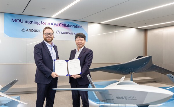 대한항공 항공우주사업본부장 임진규 전무(오른쪽)와 브라이언 쉼프 안두릴 공동창업자 겸 최고경영자가 기념 촬영하고 있는 모습.[출처=대한항공]