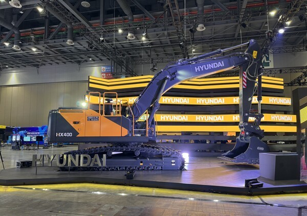HD현대건설기계의 40톤급 대형 굴착기 신모델 현대 HX400이 3일 '2025 서울 모빌리티쇼'에서 공개됐다. [사진=이혜미 기자]