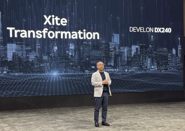 이동욱 HD현대사이트솔루션 사장이 3일 '2025 서울모빌리티쇼'에서 차세대 굴착기 신모델을 소개하고 있다.[사진= 이혜미 기자 ]