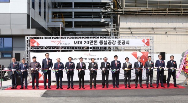 (사진 왼쪽 여섯번째부터) 백종훈 금호석유화학 대표이사, 정기명 여수시장, 박찬구 금호석유화학 회장, 탄노와 츠토무 일본 미쓰이화학 회장, 박준경 금호석유화학 총괄사장이 기념 테이프 커팅을 하고 있다. [출처=금호석유화학]