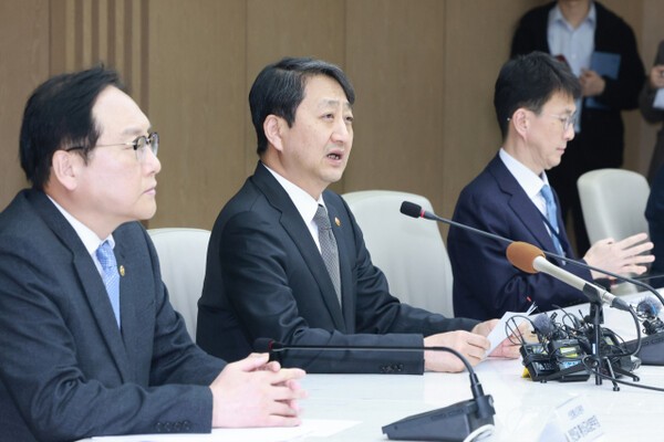 안덕근 산업통상자원부 장관(사진 가운데)이 최근 대한상공회의소 EC룸에서 열린 미국 자동차 관세 부과 관련 민관합동 긴급 대책회의에 참석해 발언하고 있다. [출처=연합]