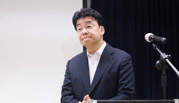 백종원 더본코리아 대표가 지난달 28일 서울 서초구 소재 스페이스쉐어 강남역센터에서 열린 첫 정기 주주총회를 마친 뒤 언론 앞에서 입장 표명 및 질의응답 시간을 갖고 있다. [출처=연합뉴스]
