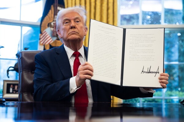 미국 도널드 트럼프 대통령이 2025년 3월 26일 워싱턴 D.C. 백악관 오벌 오피스에서 자동차 관세 관련 행정명령에 서명한 뒤 문서를 들어 보이고 있다. [출처=연합뉴스]