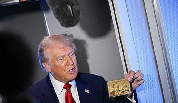 기내에서 문답하는 도널드 트럼프 미국 대통령 [워싱턴 AFP=연합뉴스]