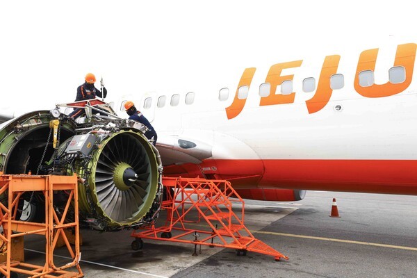제주항공 정비사들이 김포국제공항 주기장에서 B737-800 항공기의 엔진 [출처=제주항공]