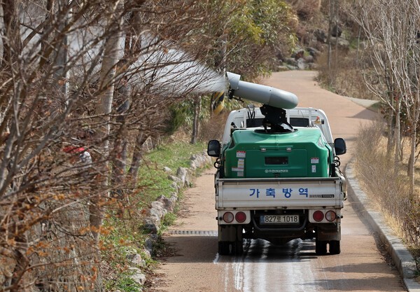 방역 차량이 소독제를 분사하고 있다. [출처=연합뉴스]