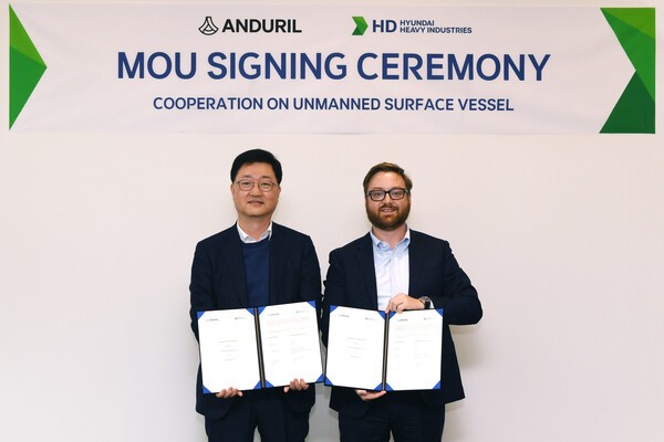 주원호 HD현대중공업 특수선사업대표(왼쪽)와 안두릴의 브라이언 쉼프 공동설립자 겸 최고경영자가 ‘무인수상정 개발 및 시장 진출을 위한 MOU'를 체결하고 기념 촬영을 하고 있다. [출처=HD현대]