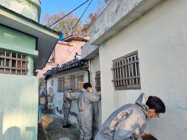 지난해 한숲봉사단 활동 시 시설수리 봉사를 진행하는 모습. [출처=DL케미칼]