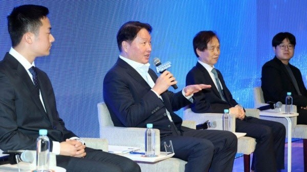 최태원 대한상공회의소 회장(사진 왼쪽 두 번째)이 2일 카이스트 대전 본원에서 열린 ‘미래 세대와의 AI 토크콘서트’에서 발언하고 있다. [출처=대한상의]