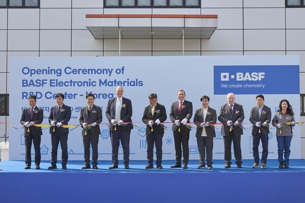 바스프 관계자들이 경기도 및 안산시 관계자, 고객사와 함께 전자소재 R&D 센터 개소식에서 테이프 커팅 세리머니를 진행하고 있다. [출처=바스프]