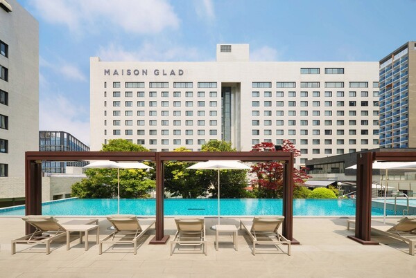 제주 호텔업계의 가격 인하 전략은 단기적 유동성 확보에는 도움이 되지만 장기적 경쟁력 확보를 위해서는 ‘가치 중심 관광’에 대한 전략적 전환이 필요하다. 제주라는 브랜드를 유지하면서 가격이 아닌 경험으로 경쟁해야 할 시점으로 풀이된다. 메종 글래드 제주 전경. [출처=글래드 호텔앤리조트]