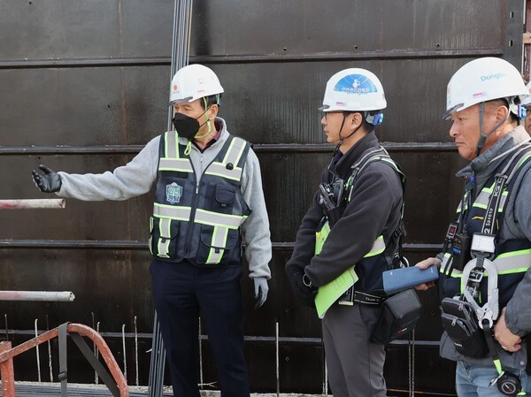 동부건설 윤진오 대표이사(좌측)가 현장 안전점검을 실시하고 있다.[출처=동부건설]