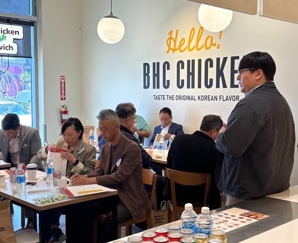 bhc는 지난달 말 미국 캘리포니아주 로스앤젤레스(LA) 소재 북미 1호 직영점 ‘LA 파머스 마켓점’에서 미국 내 가맹사업 확장을 위한 첫 파트너 세션을 열었다. [출처=다이닝브랜즈그룹]