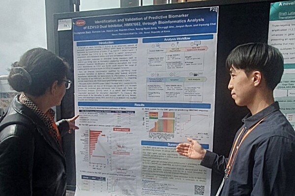 한미약품 R&D센터 백승헌 연구원(오른쪽)이 4일(현지시각) 열린 ‘2025 Bio-IT World Conference & Expo’에서 차세대 항암 신약 ‘EZH1/2 이중 저해제(HM97662)’의 주요 연구 내용이 담긴 포스터를 토대로 참석자에게 설명하고 있다. [출처=한미약품]