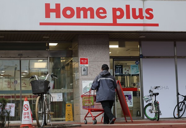 서울의 한 홈플러스 매장 앞으로 시민들이 걸어가고 있다. [출처=연합뉴스]