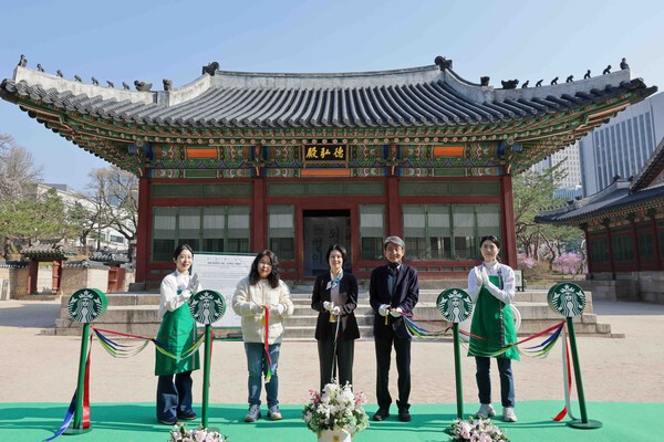 광복 80주년을 기념해 이달 8일부터 덕수궁 덕홍전에서 열리는 스타벅스 특별전에 앞서 덕수궁 덕홍전 앞에서 백옥연 궁능유적본부 덕수궁관리소 과장(왼쪽 두 번째부터)과 김지영 스타벅스 ESG팀장, 이재준 문화유산국민신탁 상임이사가 기념촬영을 하고 있다. [출처=스타벅스코리아]