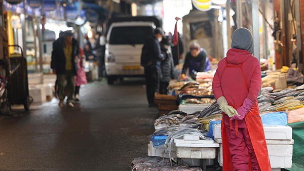 소매시장 체감경기가 4분기째 하락을 기록했다. [출처=연합뉴스]