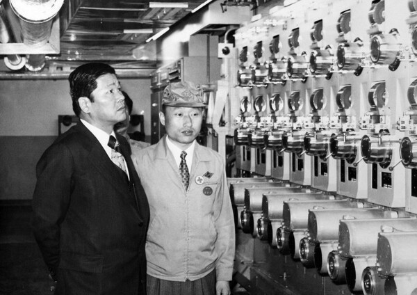 1969년 수원 선경직물 폴리에스터 원사 공장 시찰하는 고 최종건 SK 창업회장. [출처=SK]