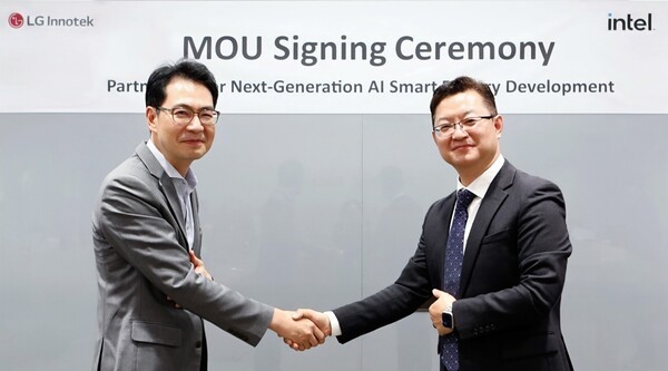 LG이노텍과 인텔이 최근 AI 비전 검사 분야 협력을 위한 MOU를 체결했다. 서울 강서구 LG이노텍 마곡 본사에서 열린 MOU 체결식에는 김현준 인텔코리아 한국영업본부 총괄(왼쪽)과 이상석 LG이노텍 생산혁신센터장(오른쪽) 등이 참석했다. [출처=LG이노텍]