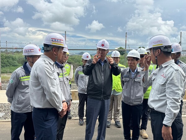 4월초 이영준 롯데케미칼 대표가 인도네시아에 위치한 롯데케미칼 타이탄과 라인프로젝트를 현장을 찾았다. [출처=롯데케미칼]