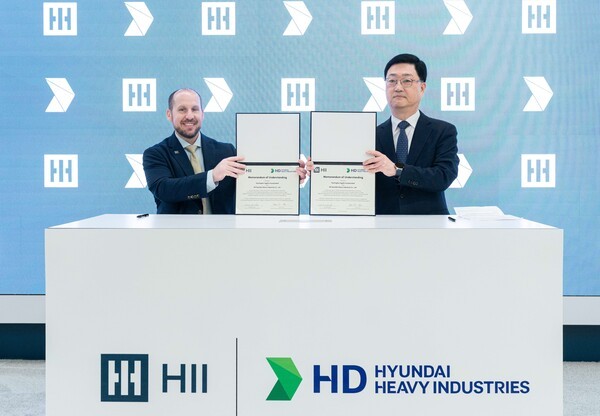 7일(현지시간) 미국 워싱턴D.C.에서 HD현대중공업 주원호 특수선사업대표(사진 오른쪽)와 잉걸스 조선소 브라이언 블란쳇 사장이 '선박 건조 생산성 향상 및 첨단 조선 기술 협력을 위한 MOU'를 체결하고 기념 촬영을 하고 있다. [출처=HD현대]