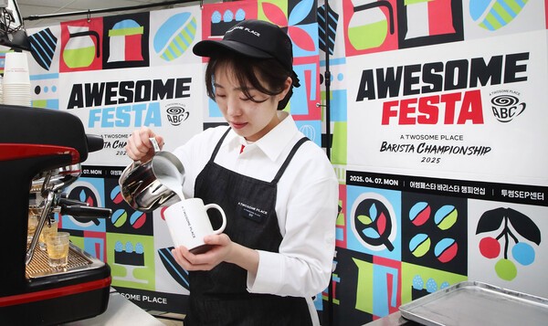 커피 제조 과정을 시연 중인 ‘2025 투썸 바리스타 챔피언십’ 결선 1위 투썸플레이스 순화타워점 김예진 점장. [출처=투썸플레이스]
