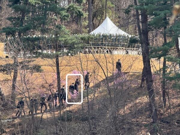 조원태 한진그룹 회장과 조현민 ㈜한진 사장이 경기도 용인에 위치한 故 조양호 선대회장 선영을 찾았다.[사진=김태준 기자]