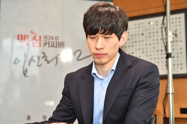 이지현 9단이 지난 2일 경기 가평군 소재 마이다스 호텔 앤 리조트에서 열린 ‘제26회 맥심커피배 입신최강전’ 결승 2국에서 대국을 두고 있다. [출처=동서식품]